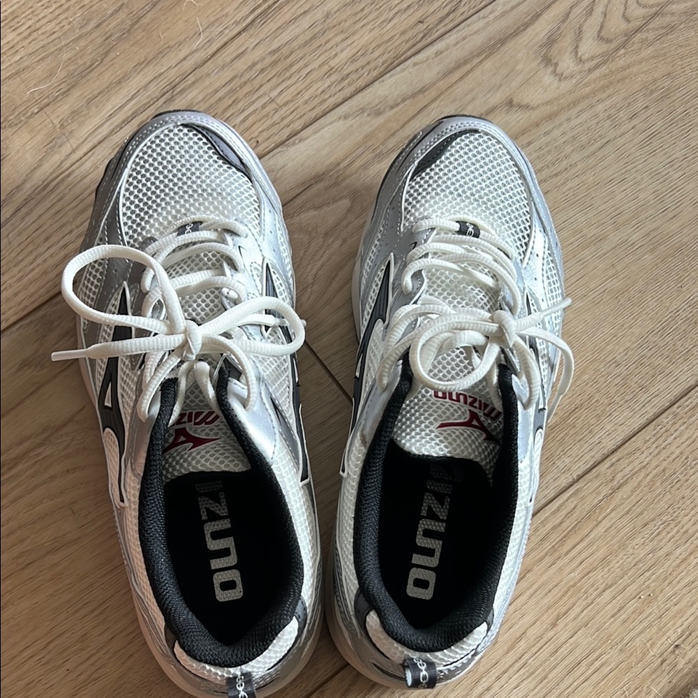 Mizuno Men 7.5 / Women 9 White and Black Sneakers